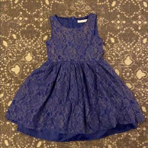 Sleeveless lace dress